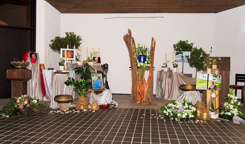 Baumstamm Beerdigung Urne Trauerrede Beisetzung Trauer Rednerin Trauerfeier Eva Neubacher